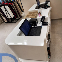 Comptoir de caisse moderne et personnalisé pour magasin de vêtements, comptoirs de réception faits à la main en surface solide