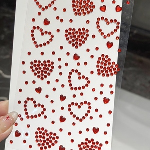 Autocollants de tatouage en strass rouge en forme de cœur pour le maquillage du Nouvel An - Bijoux de visage scintillants en diamant, accents créatifs pour rehausser l'ambiance festive - Product Image 4