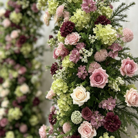 Arche de fleurs artificielles rustique et romantique rose et bordeaux avec verdure pour mariage bohème, cérémonie en extérieur, décoration de photomaton