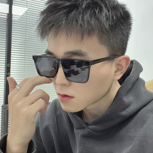 Lunettes de soleil carrées pour hommes, verres gris, monture intégrale en PC, protection UV, style estival, mode pour les trajets quotidiens - Product Image 2