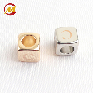Pendentifs en forme de cube en métal de haute qualité avec effet d'électroplaqué durable, adaptés aux bijoux et aux accessoires de sacs - Product Image 1