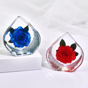 Cuore di ghiaccio scolpito a forma di fiore, con margherite e rose vere incapsulate in resina – Regalo creativo ideale per amici e famiglie - Product Image 3