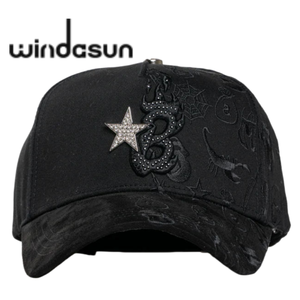 Cappello da camionista a 5 pannelli con visiera larga in pelle scamosciata, stile Racing X Corridos Tumbados X Ct con logo in metallo, disponibile all'ingrosso - Product Image 2