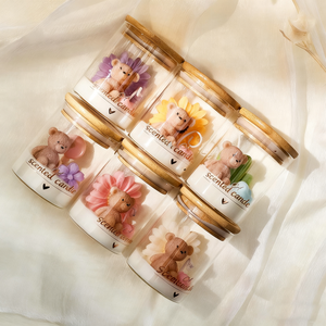Venta al por mayor E234 velas perfumadas en tarros de cristal creativos con oso de peluche y adornos de flores perfectas para regalo y decoración del hogar - Product Image 6