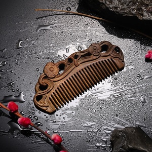Peigne en bois de santal sculpté à la main de luxe, qualité héritage, peigne à cheveux chinois, souvenir de mariage - Product Image 1