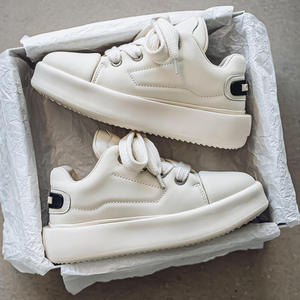 Chaussures pour hommes Printemps 2026 Nouveauté, à semelle épaisse et bout large, style 'Bread Shoes', décontractées pour jeunes, de type 'Board Shoes', noires, tendance japonaise de niche - Product Image 1