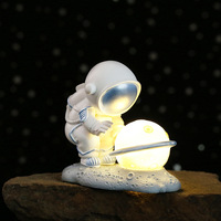 Lampe de nuit LED moderne en résine, astronaute avec planète lumineuse, lampe de table décorative pour la maison, la chambre d'enfant et les boutiques de cadeaux