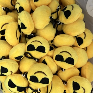 Mini oreillers en peluche super doux unisexes mignons et amusants, porte-clés, rembourrage en coton PP, logo personnalisable, cadeaux émotionnels pour enfants - Product Image 3