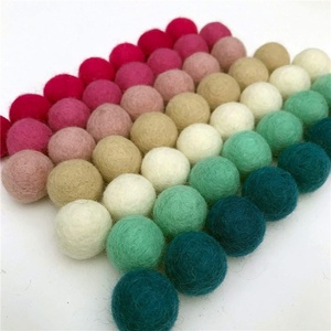 Palline di feltro di lana naturale fatte a mano al 100% <span class=keywords><strong>Pom</strong></span> Poms 2.5 centimetri - Product Image 2