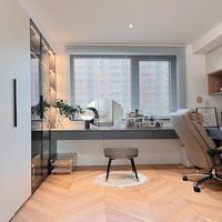 Bureau d'ordinateur ergonomique pour le gaming avec étagères de rangement pour l'aménagement d'une salle d'e-sport