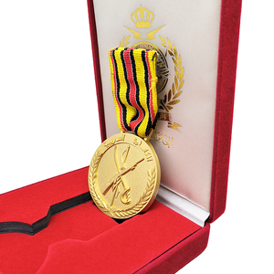 Maßgefertigte Metallmedaille in Pistolenform Ehrenauszeichnung 24k Goldmedaille mit Band - Product Image 4