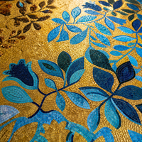 Mosaïque murale florale dorée sur mesure de luxe, art mural artisanal pour la décoration intérieure du hall d'un hôtel de luxe