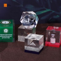 Ornement de Globe en plexiglas transparent polygonal Mini presse-papier de bureau avec spécimen de fleur d'huile construit artisanat en résine époxy pour la décoration intérieure