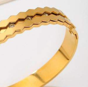 Bracciale a tre strati esagonali intrecciati in acciaio inossidabile placcato oro, gioiello alla moda, regalo unisex - Product Image 4