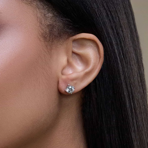 Élégantes boucles d'oreilles clous avec pierres latérales en diamant de laboratoire rond de 2,18 carats, éclat brillant, bijoux de luxe éthiques pour femmes - Product Image 2