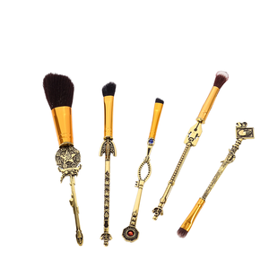 Set de 5 Brochas de Maquillaje de Pelo Sintético con Mango Metálico de Anime One Piece, Brocha Plana Angular para Delineador de Ojos y Cejas, Brocha Facial de Tamaño Viaje - Product Image 1