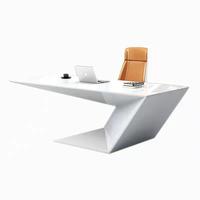 Ensemble de bureau et chaise de direction ergonomique, moderne, durable et écologique JINS pour femme dirigeante, design haut de gamme, usage domestique ou professionnel.