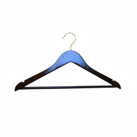 Cintre classique en bois rouge-brun avec crochet pour vêtements, barre ronde pour présentation de costumes en boutique ou dans un placard
