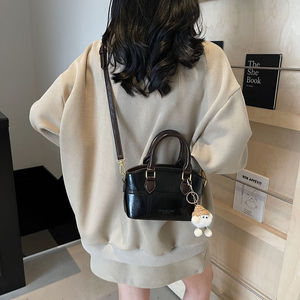 Sac à main tendance rétro en cuir PU pour femmes, sac bandoulière de luxe grande capacité, couleur unie, sac fourre-tout en cuir pour femmes - Product Image 4