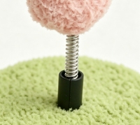 Jouet vertical à ressort pour chat, balle rose douce et moelleuse avec base en peluche verte pour l'amusement et la stimulation des chatons en intérieur