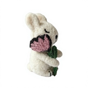 Adorno Navideño de Pared Hecho a Mano, Tejido, Tradicional, Ecológico, 100% Lana, Conejito Blanco con Zanahoria Verde y Orejas Rosas, Diseño de Animal de Dibujos Animados - Product Image 3