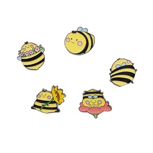 เข็มกลัดรูปตัวอักษรลายการ์ตูนผึ้งน้อยน่ารักเคลือบเงาแบบนุ่ม เข็มกลัดติดเสื้อแบบกำหนดเองลายผึ้งจิ๋วน่ารัก - Product Image 5