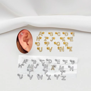 Orecchino a perno placcato oro con lettera iniziale per <span class=keywords><strong>piercing</strong></span> al trago, cartilagine, elice - <span class=keywords><strong>Piercing</strong></span> alla moda per uomo e donna - Product Image 3