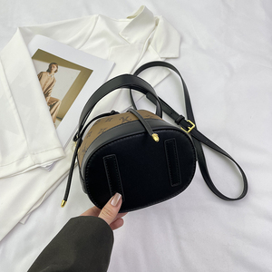 Sac à bandoulière tendance en PU souple, style seau, avec doublure en polyester - Product Image 4