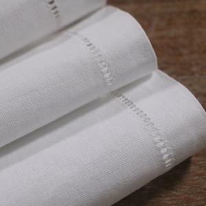 Premium Weiße Baumwollserviette mit Feiner Hohlsaumstickerei Atmungsaktiver Stoff für Hochzeiten & Restaurants - Product Image 5