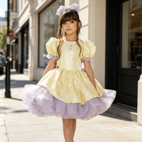 Robe de princesse pour filles à manches courtes avec boutons décoratifs, superposition en satin, jupe en tulle à volants lavande et bandeau assorti pour fête d'anniversaire