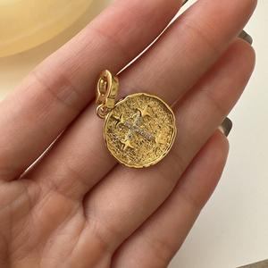 Pendentif en argent pur S925 de style vintage européen et américain avec un design de niche, bijou simple et neutre micro-incrusté - Product Image 3