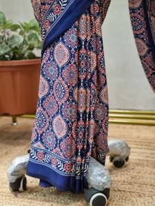 Ropa étnica azul impresa Ajrakh satén crepé Saree mujeres boda ligera Ropa Étnica Sari joyería y otros accesorios - Product Image 5
