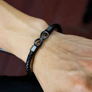 Vendita calda bracciale uomo di moda semplice senza limiti in pelle nero/argento