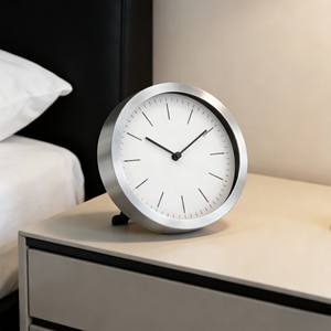 Petite horloge murale et de table analogique à quartz en aluminium brossé argenté de 6 pouces avec un design moderne, alimentée par piles - Product Image 2