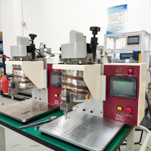 Machine de moulage par injection à basse pression de bureau pour micro-interrupteurs et câbles à fibres optiques - Product Image 1