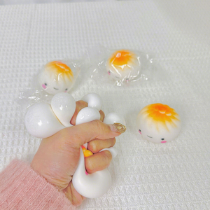 Pelota antiestrés de simulación al por mayor, 24 unidades en caja expositora, juguete de descompresión con expresión de dumpling, juguete de apretar de subida lenta para recuerdos de fiesta - Product Image 3