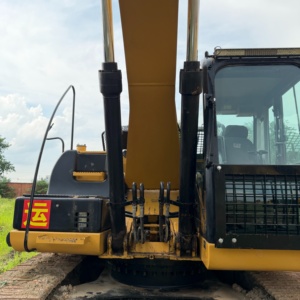 Potente excavadora de cadenas CAT 323D2L usada con motor CAT original. Rendimiento confiable. Construye caminos en zonas forestales. - Product Image 3