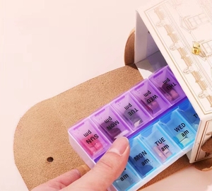 <span class=keywords><strong>Pilulier</strong></span> hebdomadaire de 7 jours Boîte à vitamines et médicaments Grands compartiments à boutons poussoirs 4 fois par jour avec couvercles transparents Cadeau promotionnel - Product Image 4