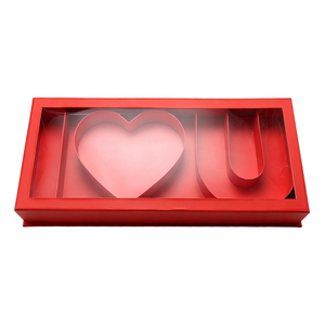 Caja de regalo rígida roja con ventana transparente, ranuras dobles en forma de corazón y U para la frase “I LOVE U”. - Product Image 1