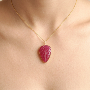 Collier Pendentif Feuille Sculptée en Rubis et Jade, Plaqué Or 18 carats, Sertissage Clos, Breloques Sculptées à la Main, Bijoux Unisexe - Product Image 3