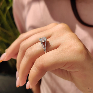 Bague de fiançailles unique en diamant de laboratoire avec une esthétique minimaliste pour les femmes élégantes et les futures mariées d'Inde - Product Image 3