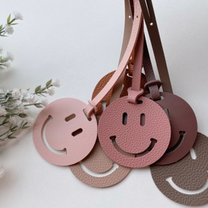 Breloque de sac en cuir PU de style japonais et coréen, pendentif clé créatif avec visage souriant, pour sac fourre-tout, sac en toile, ou étiquette de bagage. - Product Image 2