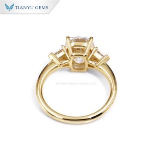 Tianyu Gems Bagues en or 14 carats personnalisées Coussins Moissanite Bague en diamant à trois pierres Fiançailles - Product Image 4