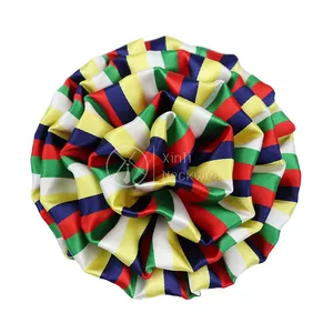 Hot Selling Damen Polyester Sorority Corsage Anstecknadeln Benutzer definierte bunte Regenbogen gestreifte Satin Stoff Blumen broschen Frauen