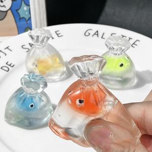 Jouet Squishy Poisson Rouge Transparent Texture Gelée Kawaii - 4,5 cm - Cadeau Anti-Stress pour Enfants et Adultes - Vente en Gros Jouet Squishy Kawaii - Product Image 1