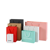 Op maat gemaakte logo gouden folie bedrukte zwart-wit-groen-roze effen papieren shoppertasjes verpakkingspapier cadeauzakjes met embossing
