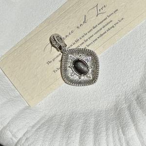 Colgante de Plata de Ley S925 con Piedra Brillante, Diseño Geométrico Retro Simple y Moderno con Patrón de Números de Nicho Vintage - Product Image 4