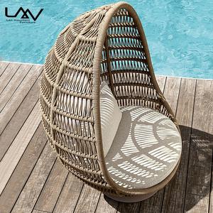 Vente en gros, loisirs en plein air, chaise suspendue en rotin tissé avec coussin doux - Product Image 2