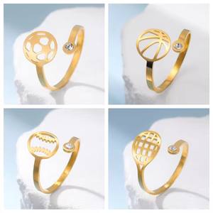 Anneaux de sport en acier inoxydable à la mode 304 avec motifs de tennis de baseball de <span class=keywords><strong>basket</strong></span>-ball de football pour unisexe quotidien - Product Image 1