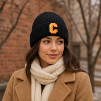 Bonnet en tricot côtelé noir à carreaux avec broderie 3D et revers, avec patch lettre C orange, pour un style décontracté et urbain